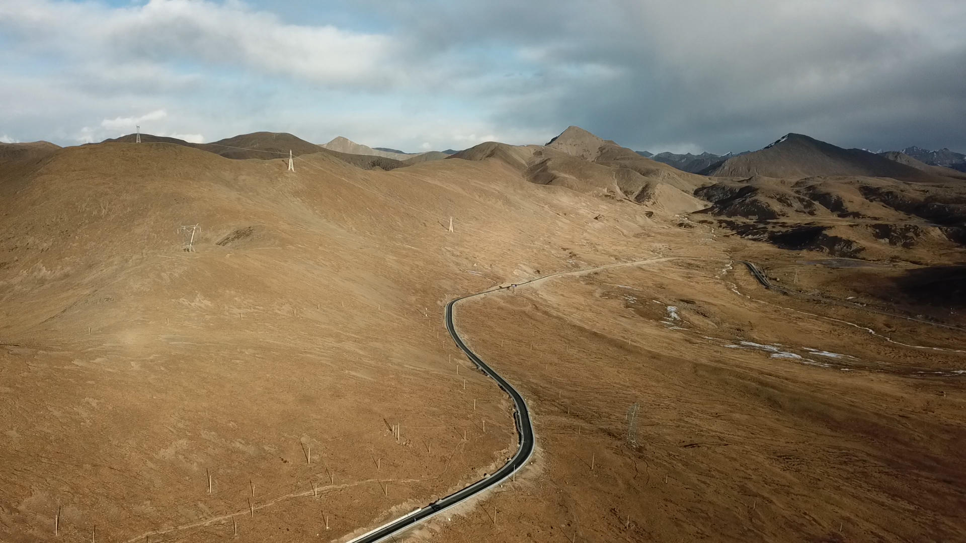 西藏米拉山口高清航拍原始素材视频的预览图