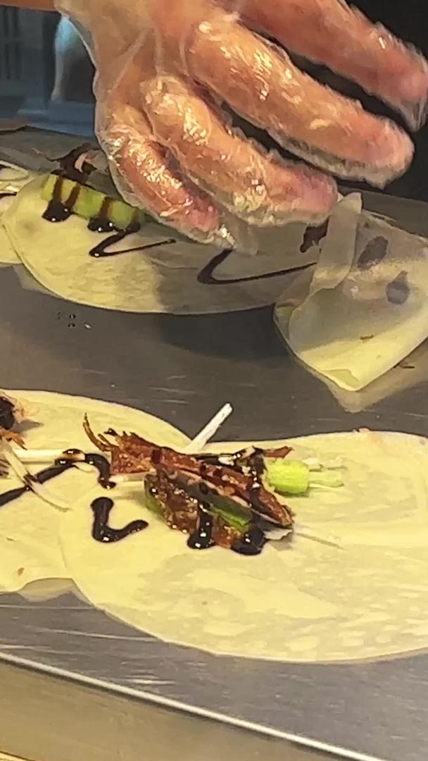 北京特色美食小吃烤鸭片皮鸭卷饼制作工艺素材视频的预览图