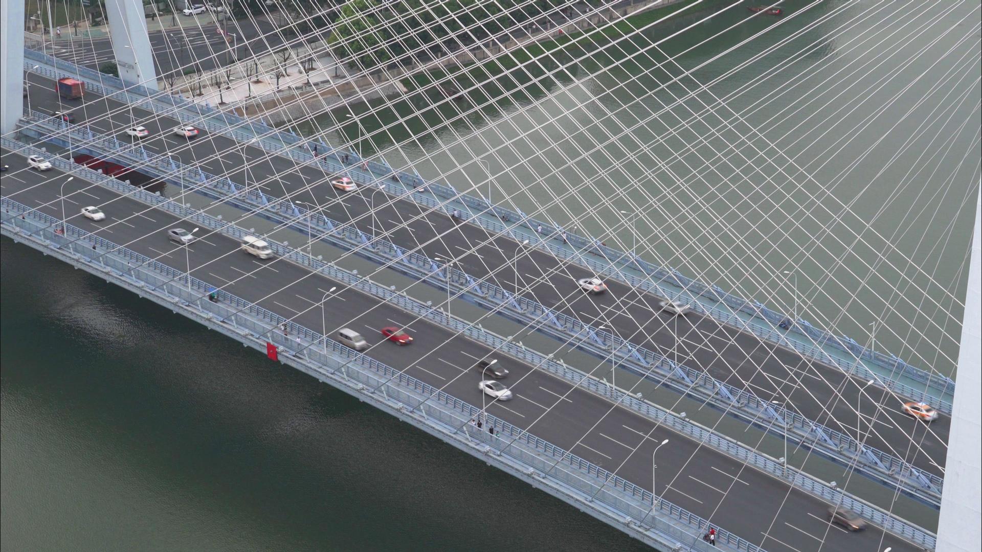 城市立交桥上繁忙交通高清视频视频的预览图