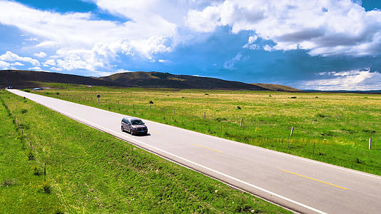 4K跟拍汽车行驶在213国道若尔盖草原风光大道视频的预览图