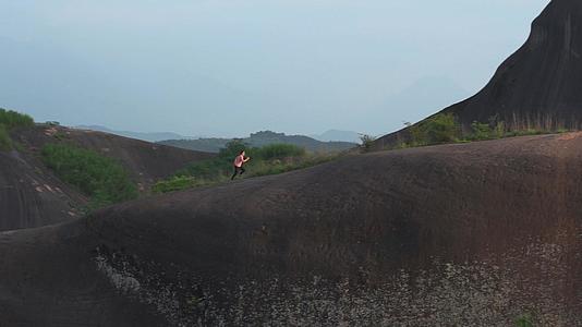 湖南郴州高椅岭景区奔跑在龙脊上的少年视频的预览图