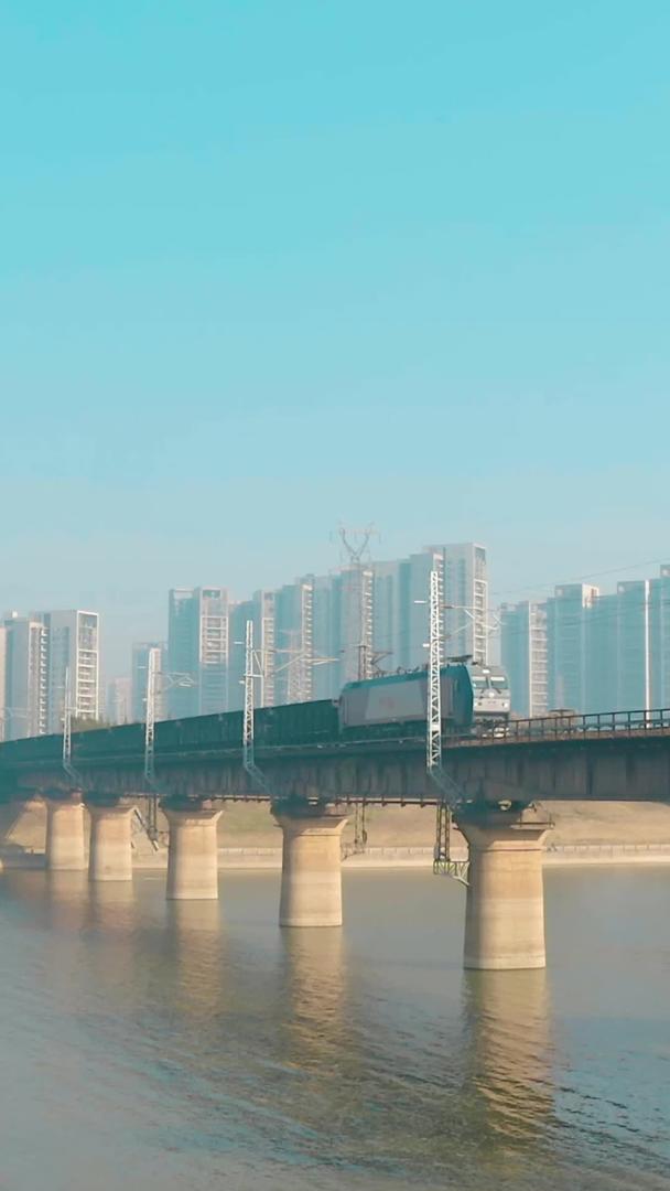 绿色皮火车快速驶过湘江桥航拍视频的预览图