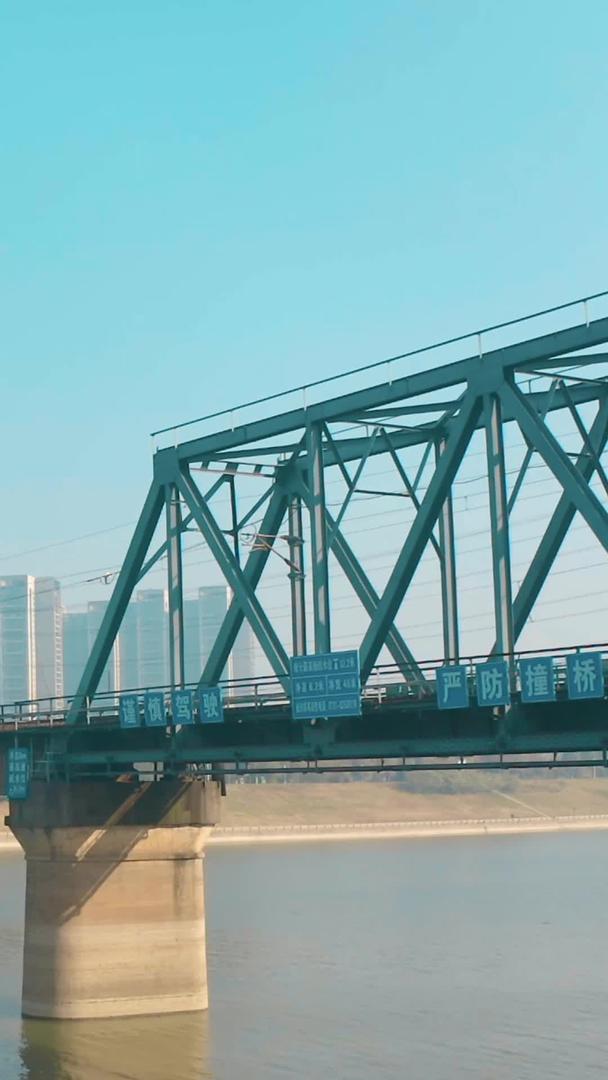 绿色皮火车快速驶过湘江桥航拍视频的预览图
