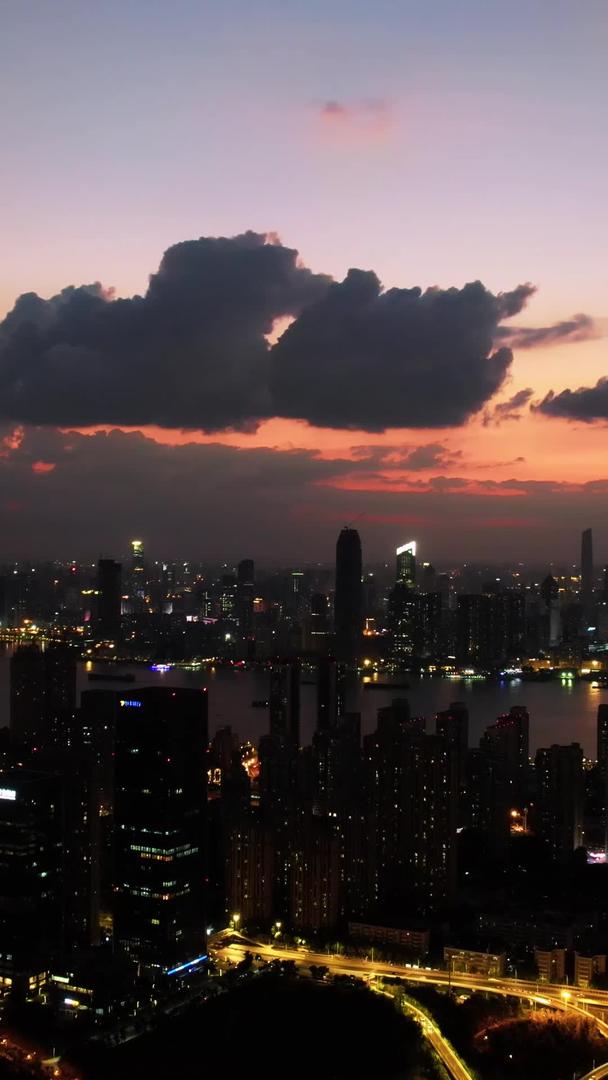航拍城市夜景天空夕阳落日天际线地标高楼群素材视频的预览图