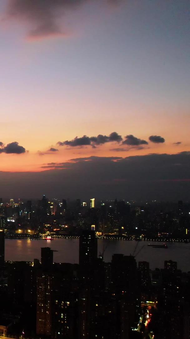 航拍城市夜景天空夕阳落日天际线地标高楼群素材视频的预览图