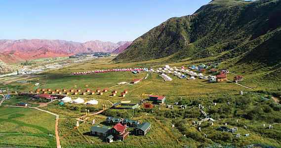 新疆天山脚下美丽乡村旅游4K航拍视频的预览图