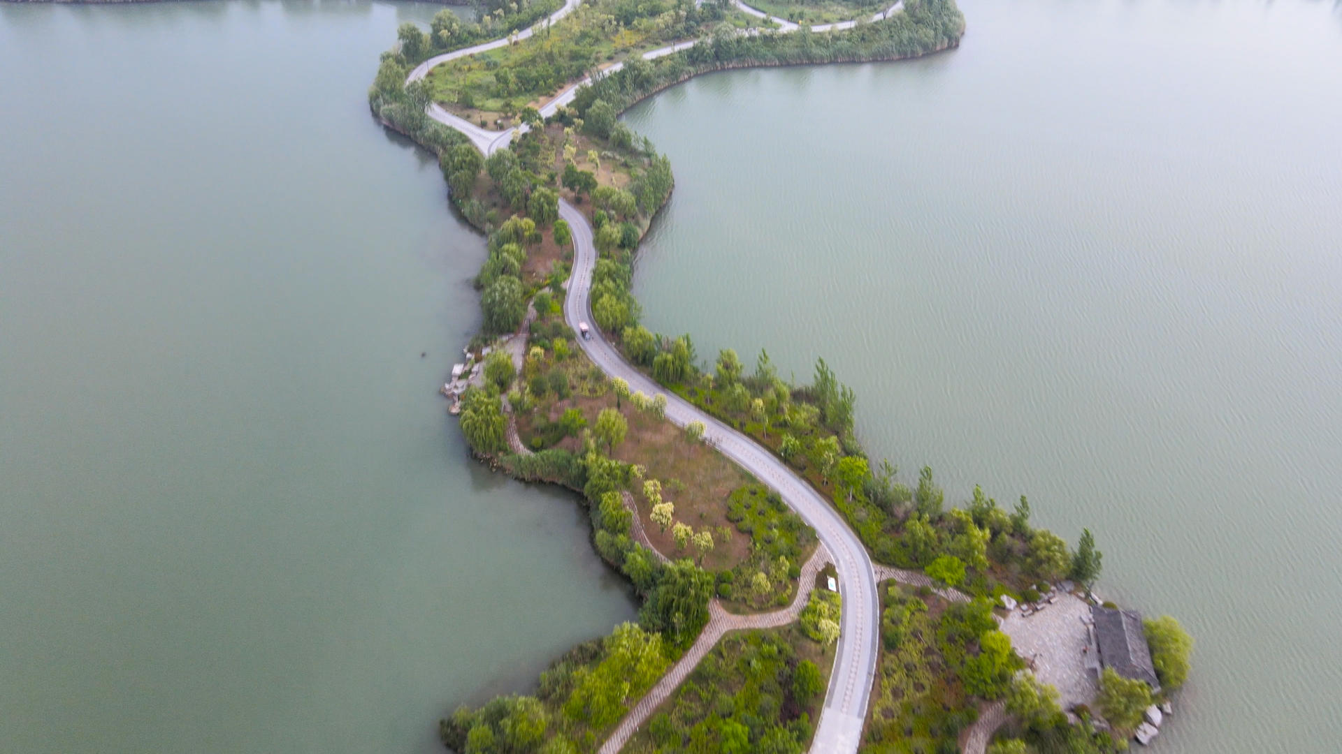淮北4A风景区南湖湿地公园公路航拍4K视频的预览图