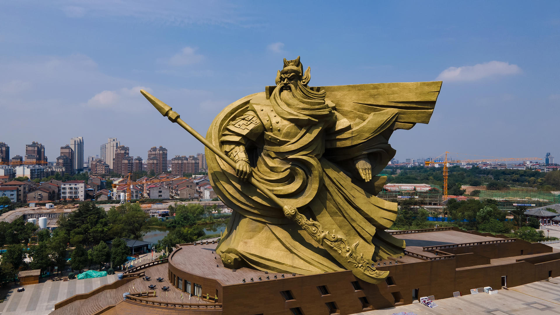 环绕航拍三国英雄关羽雕像视频的预览图