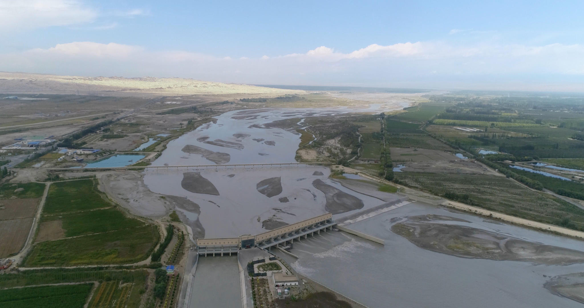 新疆塔里木河4K航拍视频的预览图