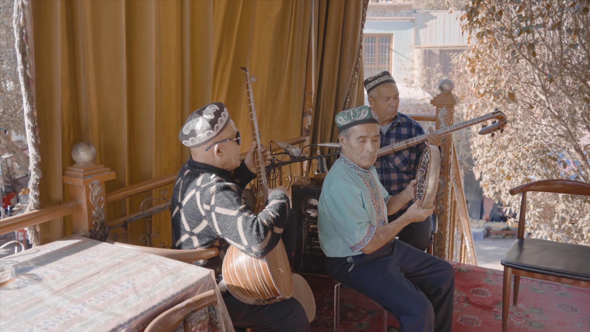 喀什古城百年老茶馆4K乐器表演视频的预览图