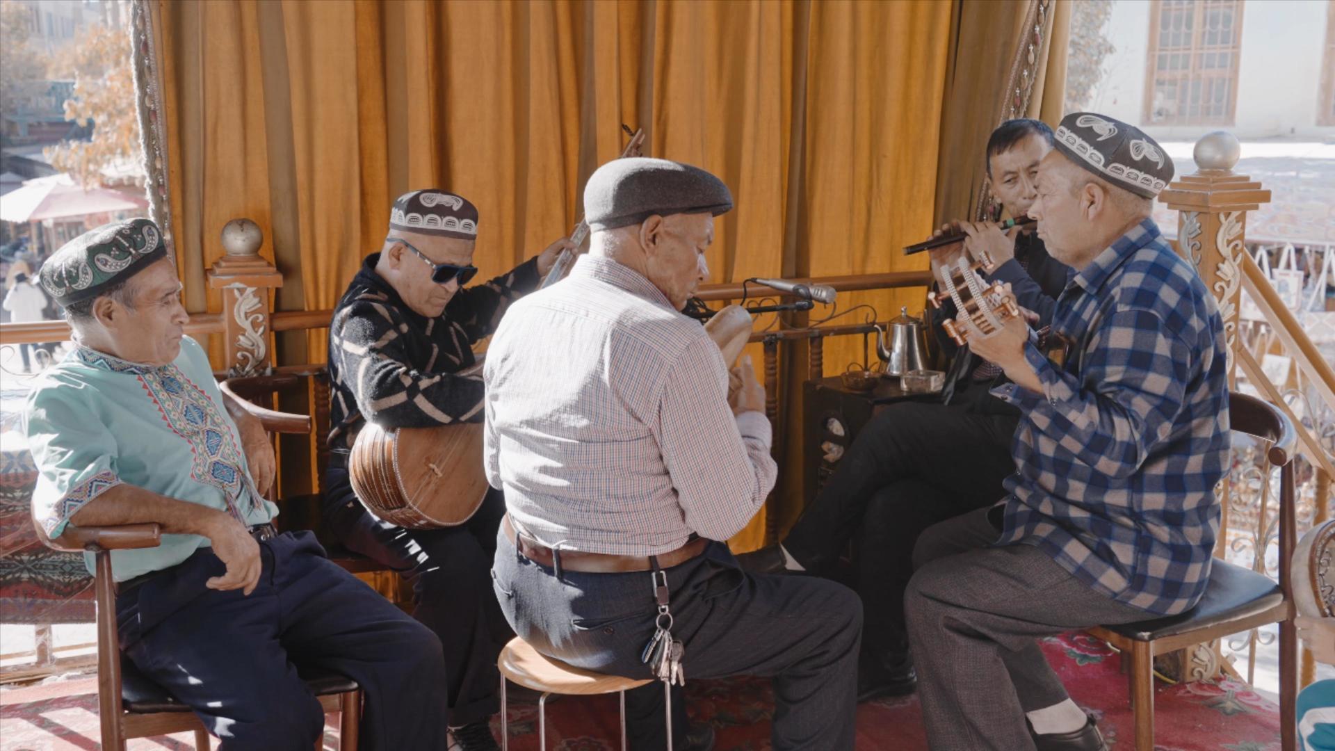 喀什古城百年老茶馆4K乐器表演视频的预览图