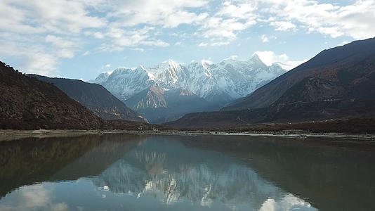 西藏南迦巴瓦峰高清航拍原始素材视频的预览图