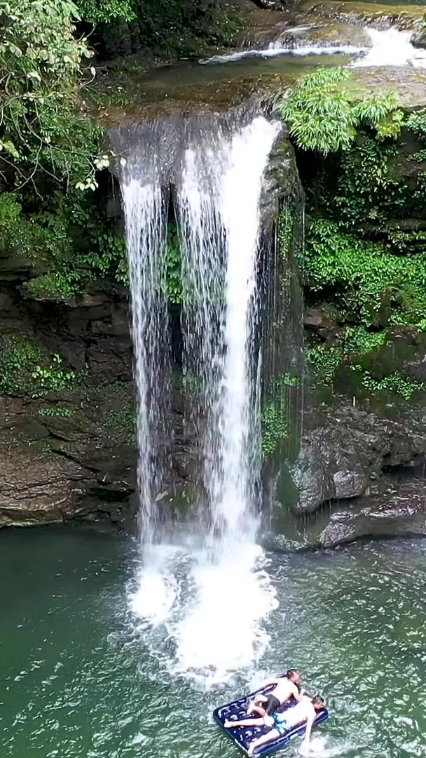 户外溪流瀑布航拍视频视频的预览图