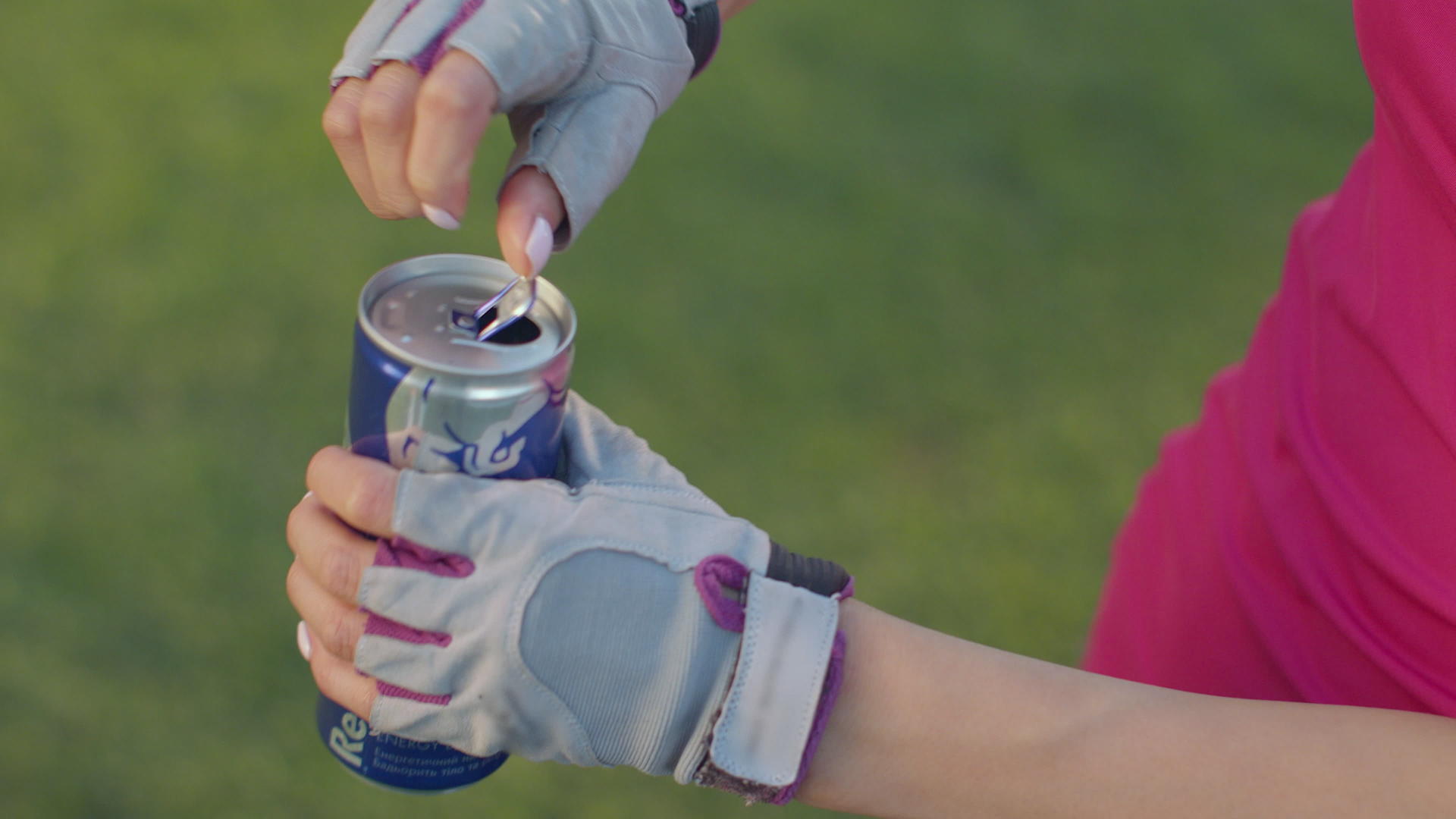 运动后女性打开一罐0度可乐视频的预览图