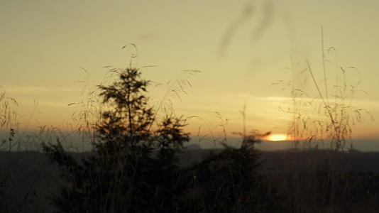 山间夕阳日落视频的预览图