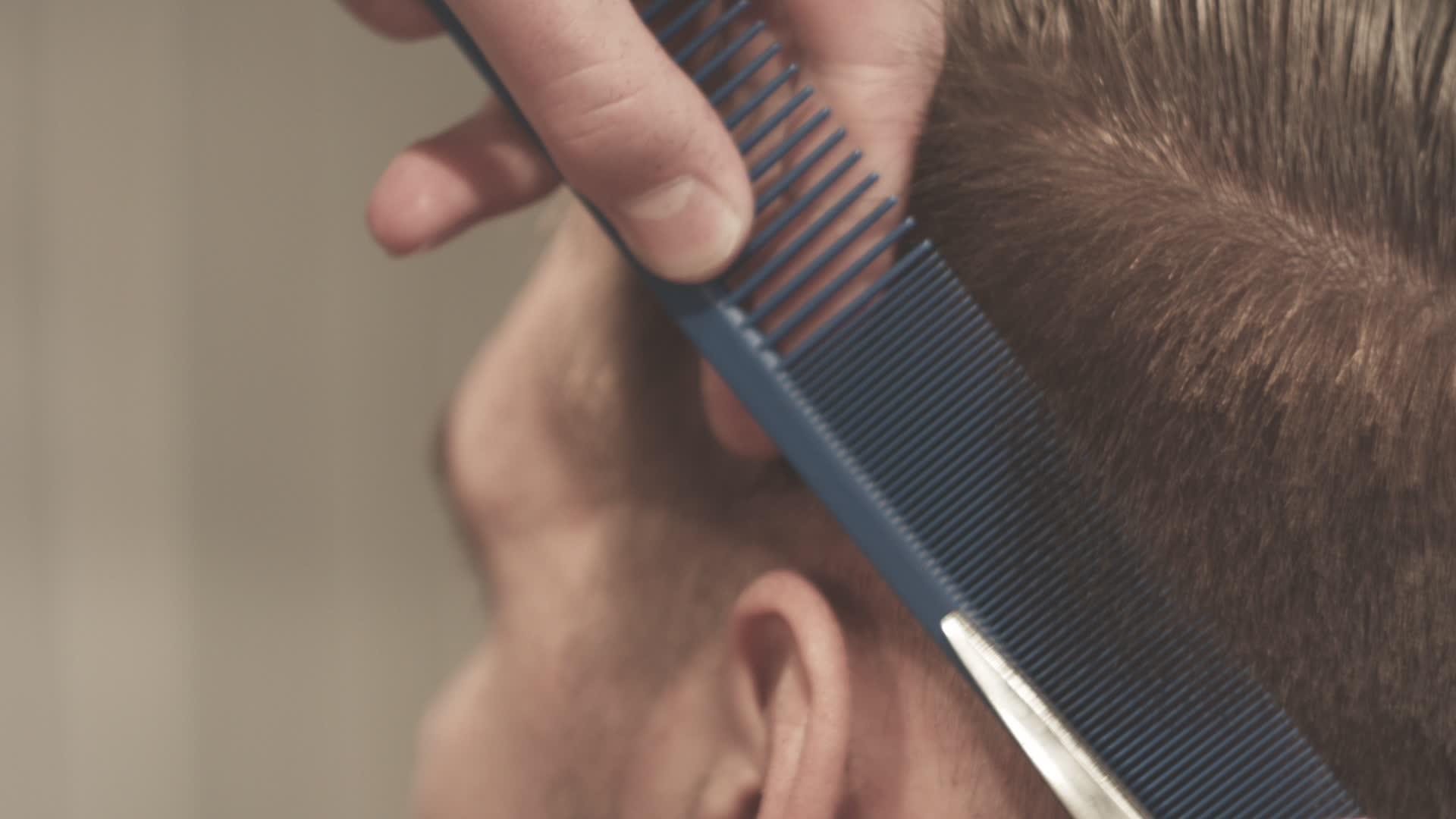 理发师为男性顾客修理头发视频的预览图