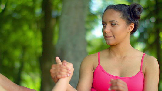 女性在户外公园锻炼和健身做瑜伽视频的预览图