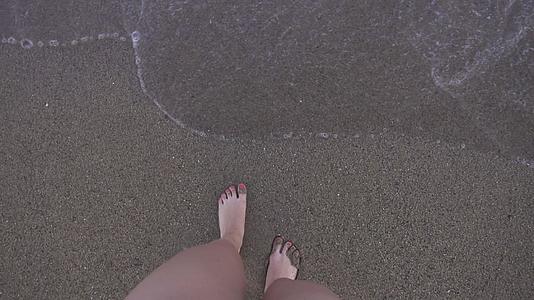 第一个视角是赤脚在海滩上行走视频的预览图