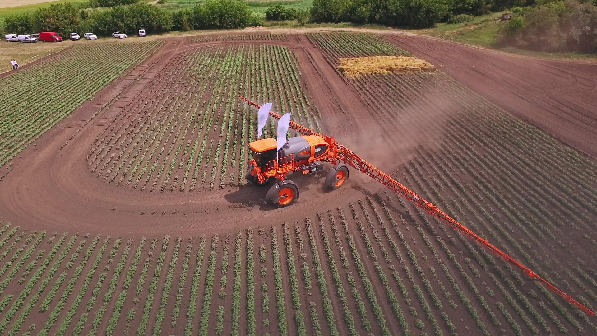 高科技农田机械化洒水灌溉视频的预览图