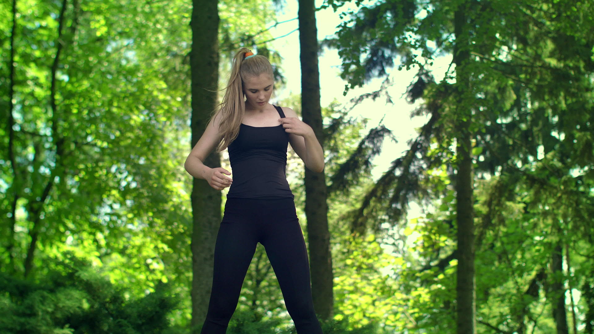 年轻女性在树林公园锻炼视频的预览图