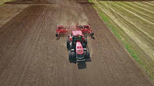 高科技农田机械化耕地松土视频的预览图