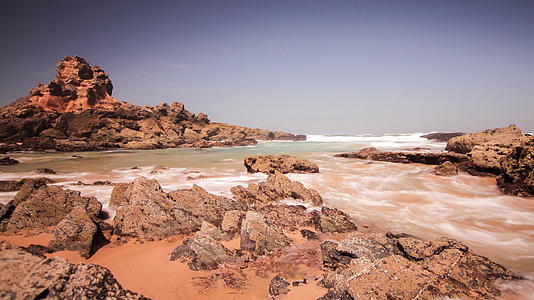 海边礁石海浪拍打岩石风景视频的预览图