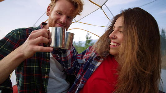 情侣们在帐篷里喝咖啡视频的预览图