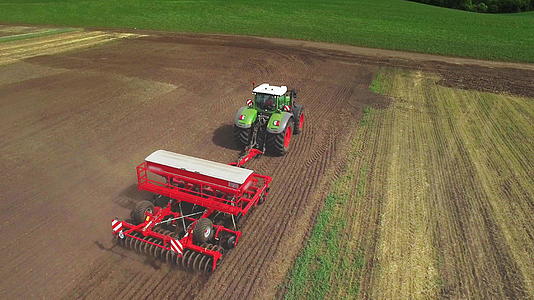 高科技农田机械化松土耕地视频的预览图