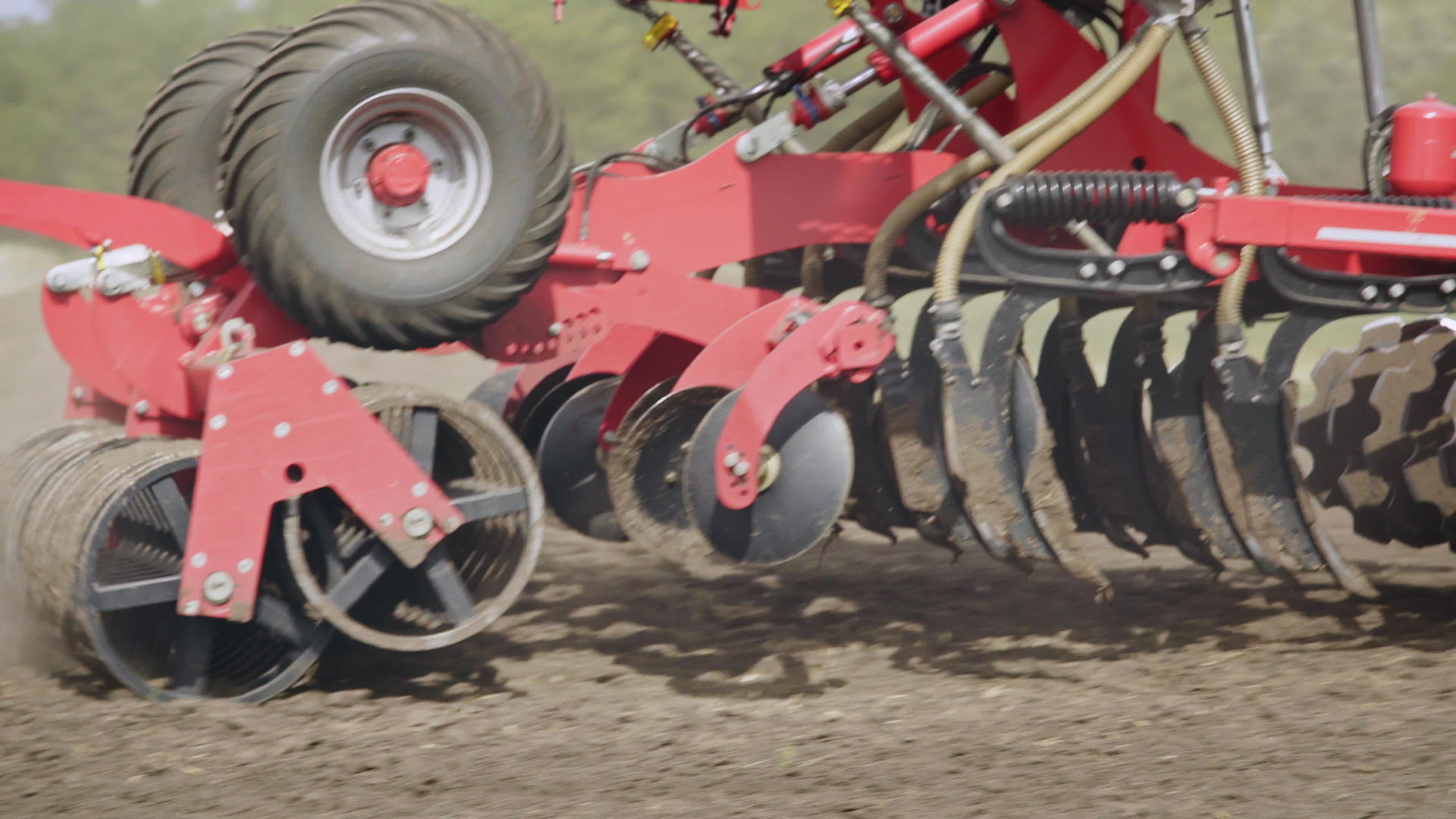 高科技农田机械化松土作业特写视频的预览图