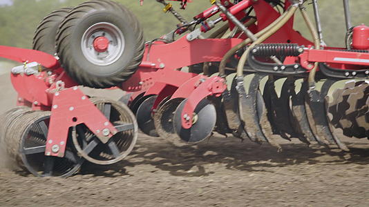 高科技农田机械化松土作业特写视频的预览图