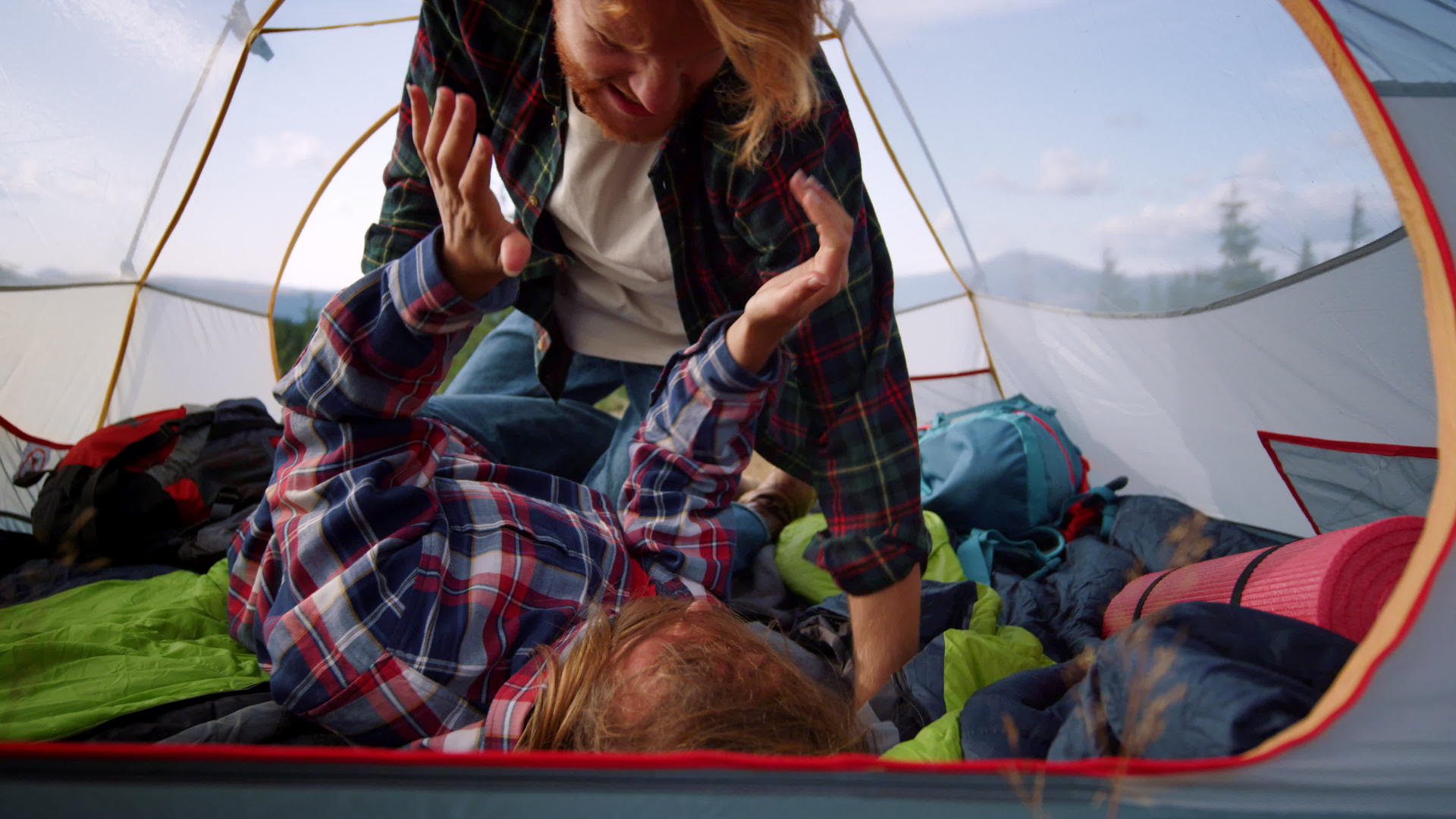 山顶露营在帐篷里互相玩耍的情侣视频的预览图