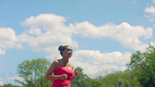在公园晨跑的女性视频的预览图