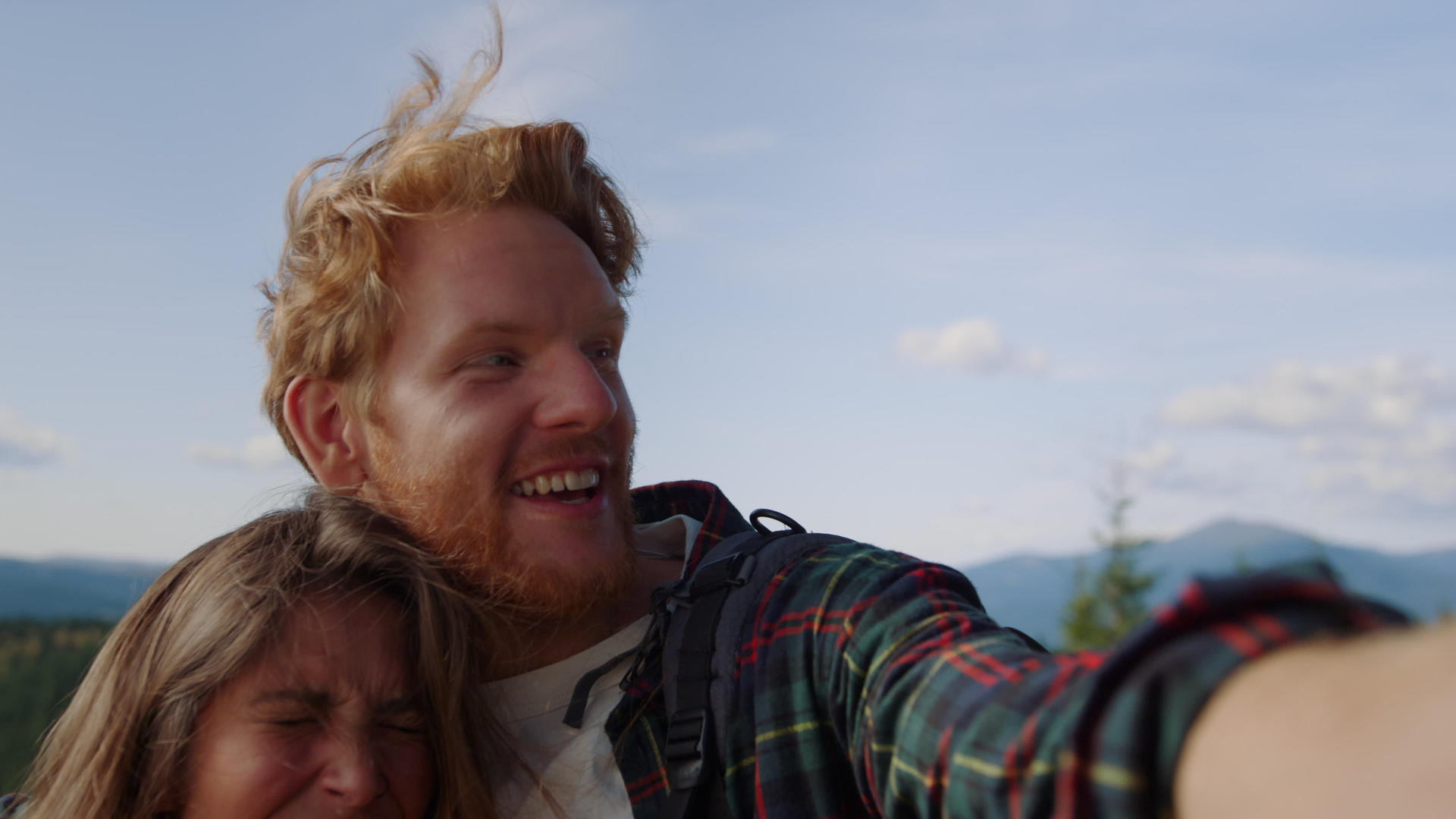山顶上的恋人依偎在一起用手机自拍视频的预览图