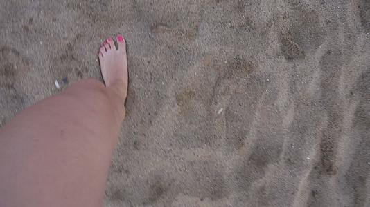 女性的第一视角是赤脚在沙滩上行走视频的预览图