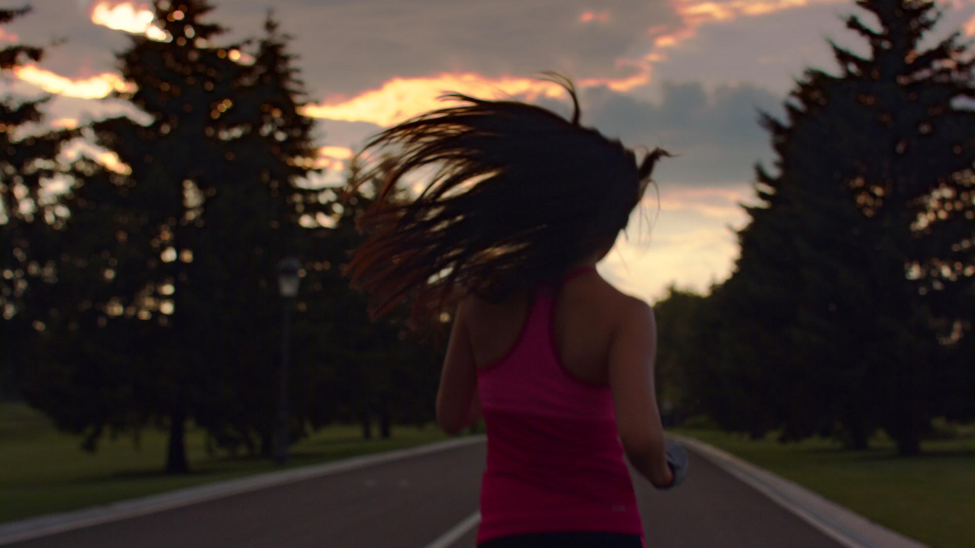 女性在路上跑步和锻炼视频的预览图