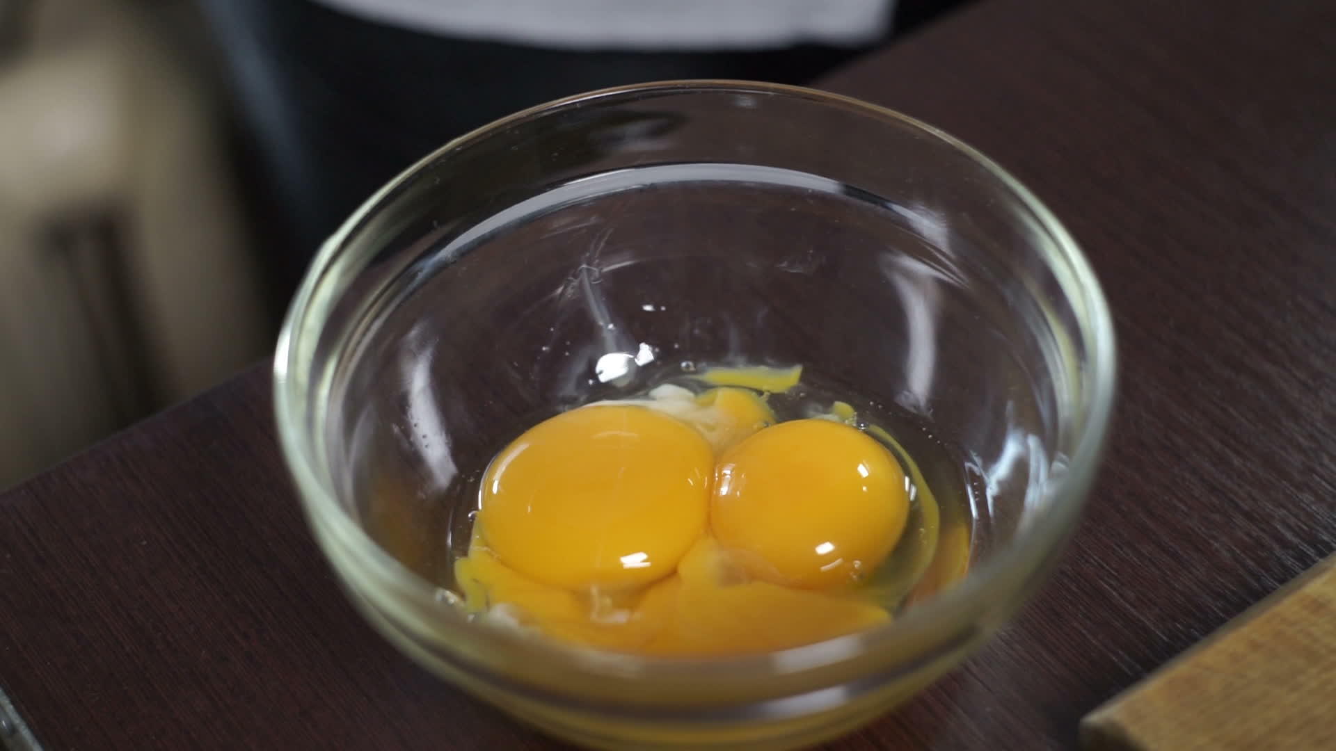 在碗里打鸡蛋视频的预览图