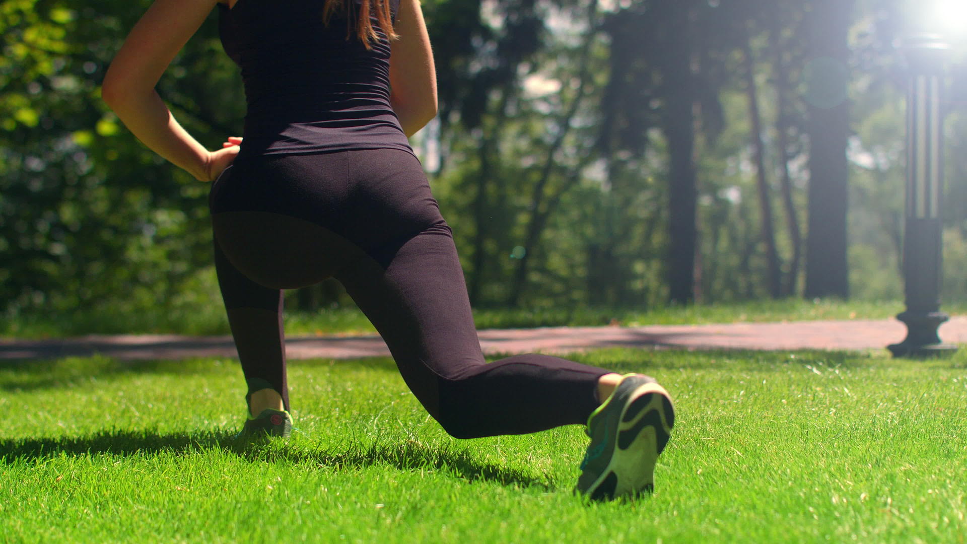 女性在公园草坪上做瑜伽视频的预览图
