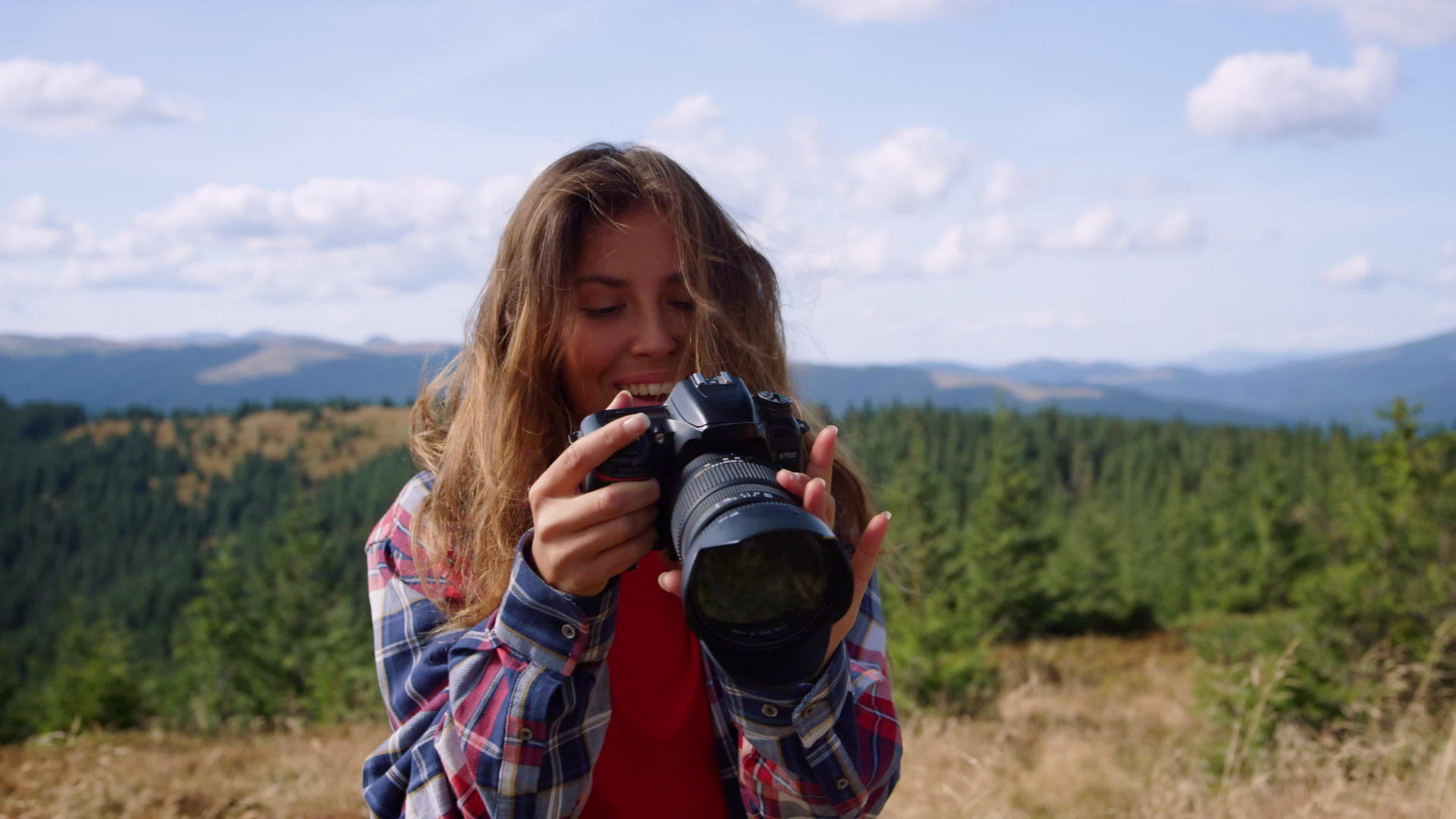 在山顶拍摄的女摄影师视频的预览图