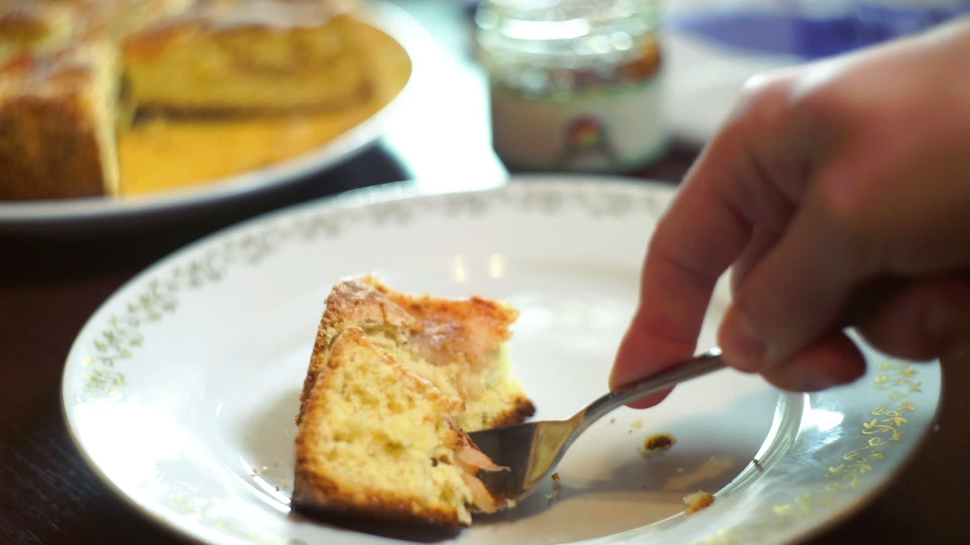 用叉子舀起一块巴斯克蛋糕视频的预览图