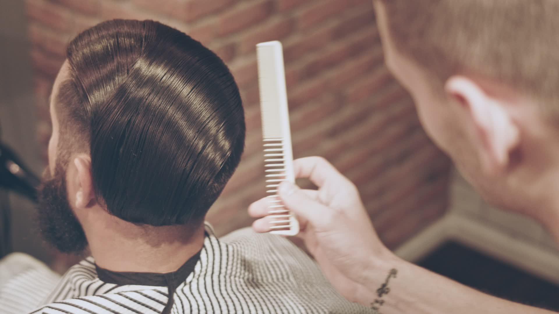 理发师为男性顾客修剪头发视频的预览图