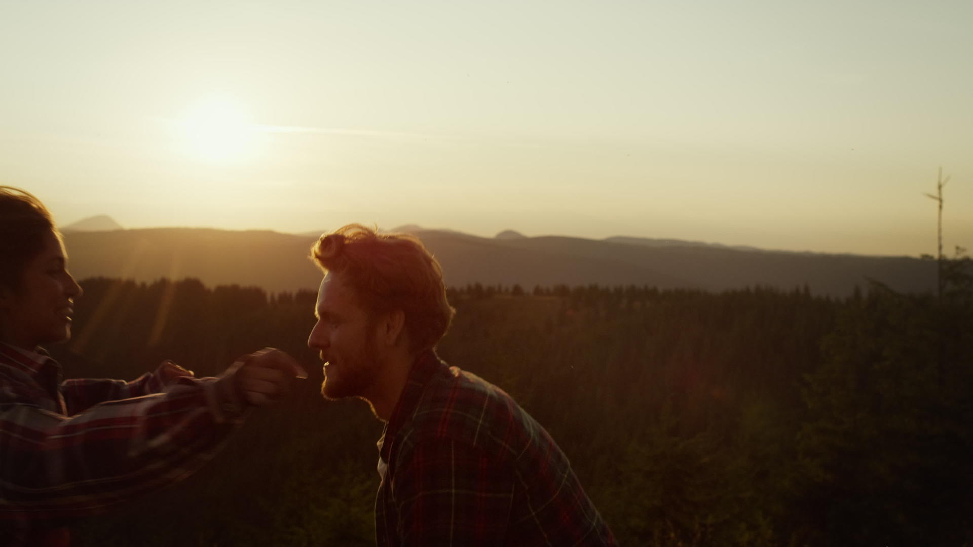 夕阳余晖在山顶互相嬉戏的情侣视频的预览图