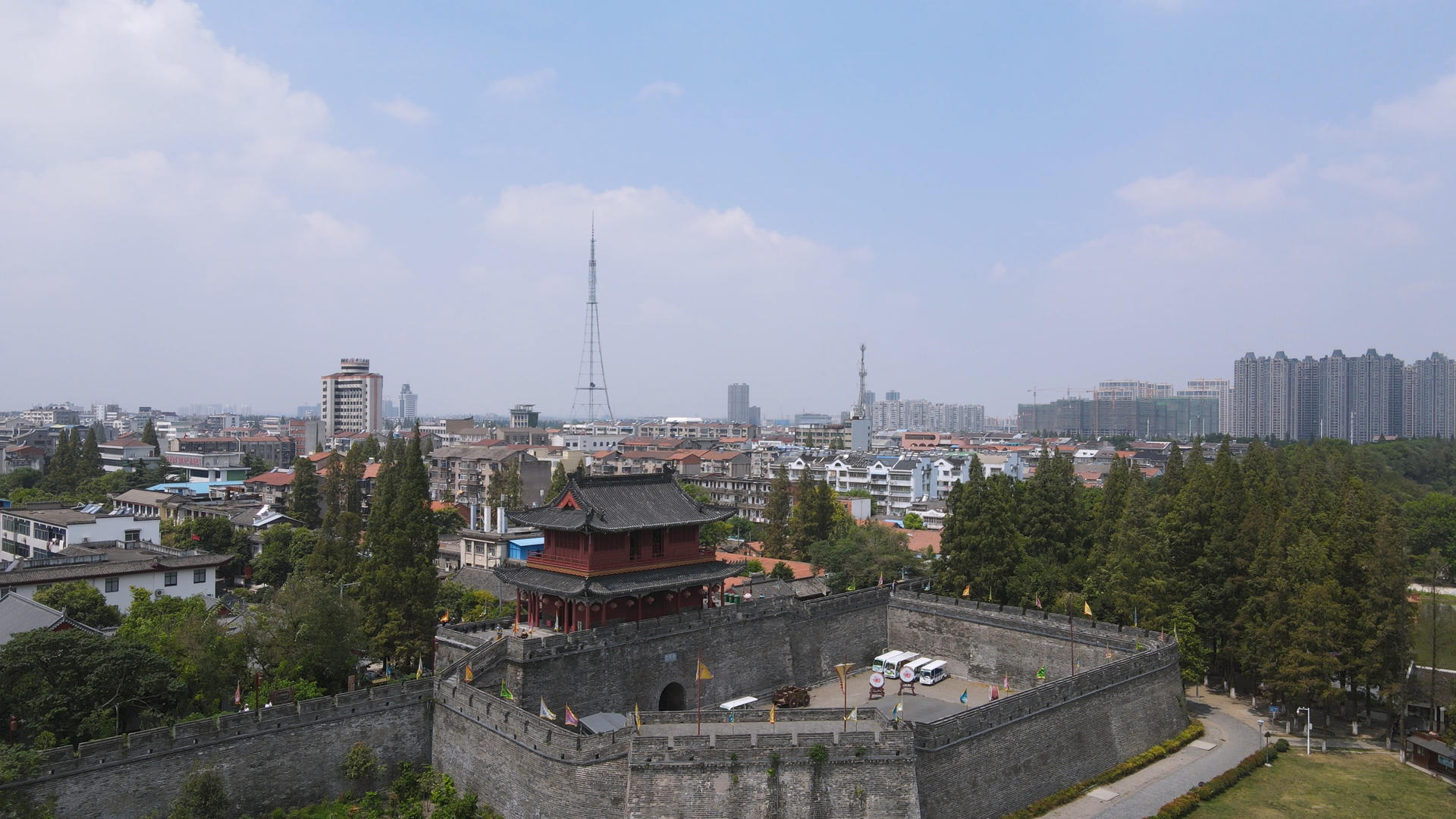 航拍三国历史荆州古城墙遗址4k素材视频的预览图