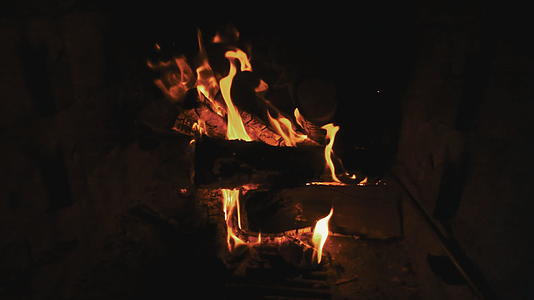 烧炭烧柴时的火焰视频的预览图