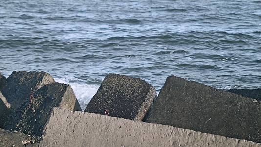 海边石堆海浪拍打空边视频的预览图