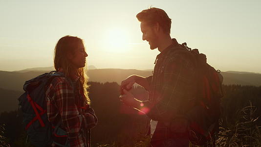 徒步山顶求婚的情侣视频的预览图