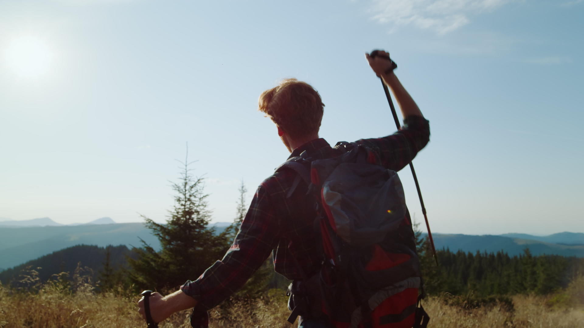 登上山顶的徒步男子欢呼庆祝视频的预览图