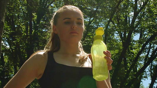 女性户外运动后喝水视频的预览图