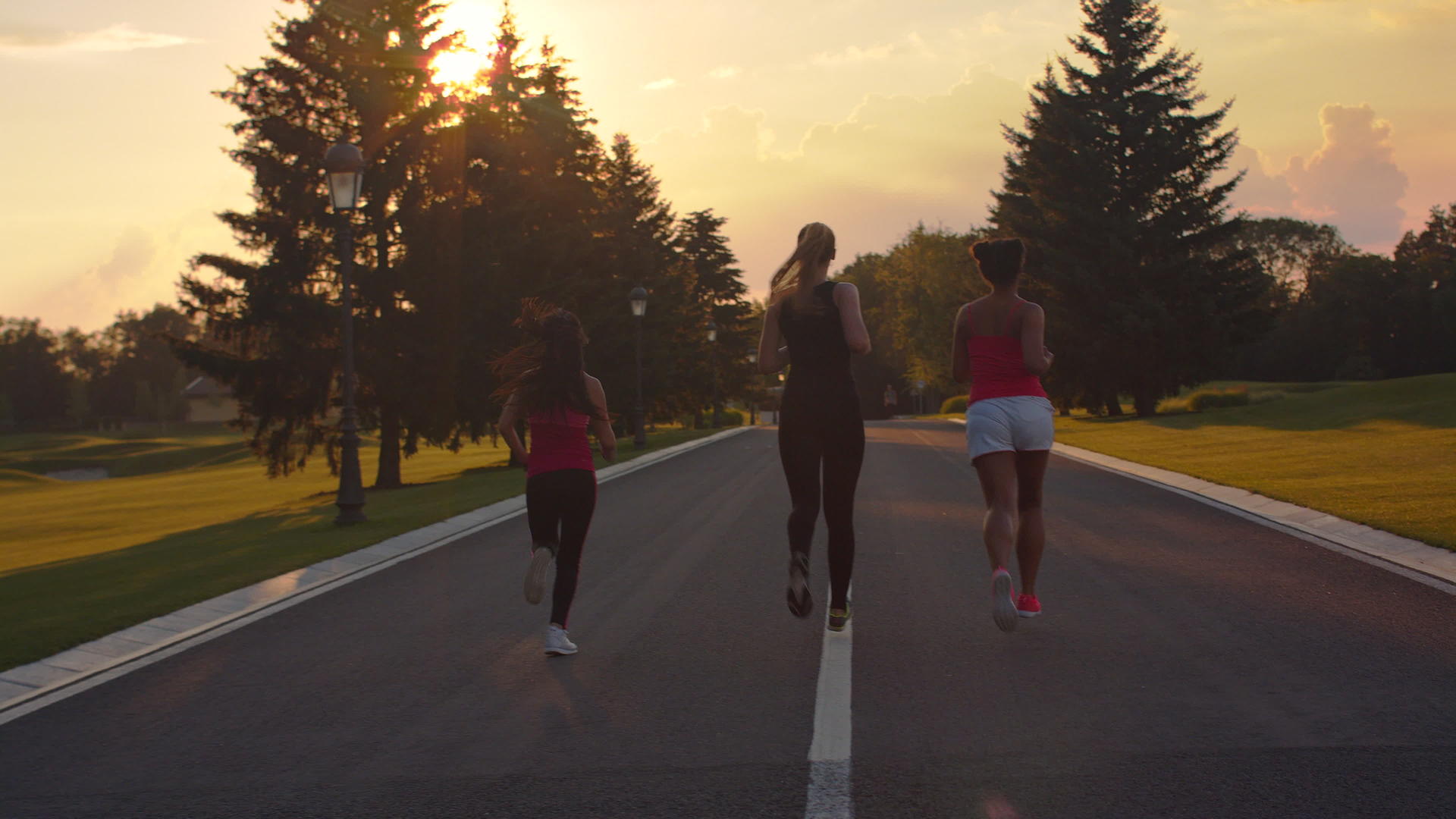 三个女人在路上跑步和锻炼视频的预览图