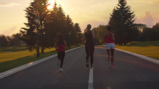 三个女人在路上跑步和锻炼视频的预览图