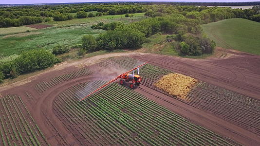 高科技农田机械化洒水灌溉视频的预览图